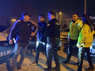 Bursa'da yüksek sesli müzik pahalıya patladı: Sürücünün babası kaputa oturdu