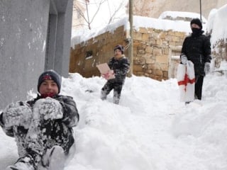 Bayburt güne 15 santimetre karla uyandı