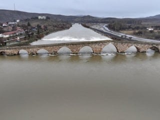 Kızılırmak coştu, Şahruh Köprüsü’nün 8 gözü suyla doldu