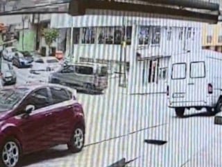 İstanbul'da yol verme kavgasında otomobile çarptı