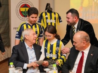 Aziz Yıldırım iftarını Fenerbahçeliler ile yaptı