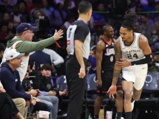 San Antonio Spurs'ten, Philadelphia 76ers'a 40 sayı fark