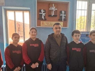 Afyonkarahisar’da öğretmen ve öğrenciler, 3 bakkalın veresiye defterini kapattı