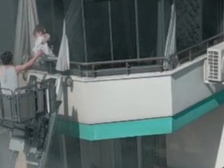 Adana’da terk edilmiş çocuk, bebeği ve babasını yangından kurtardı