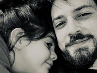 Oyuncu Mert Yazıcıoğlu yeğeniyle poz verdi! Takipçileri çok beğendi