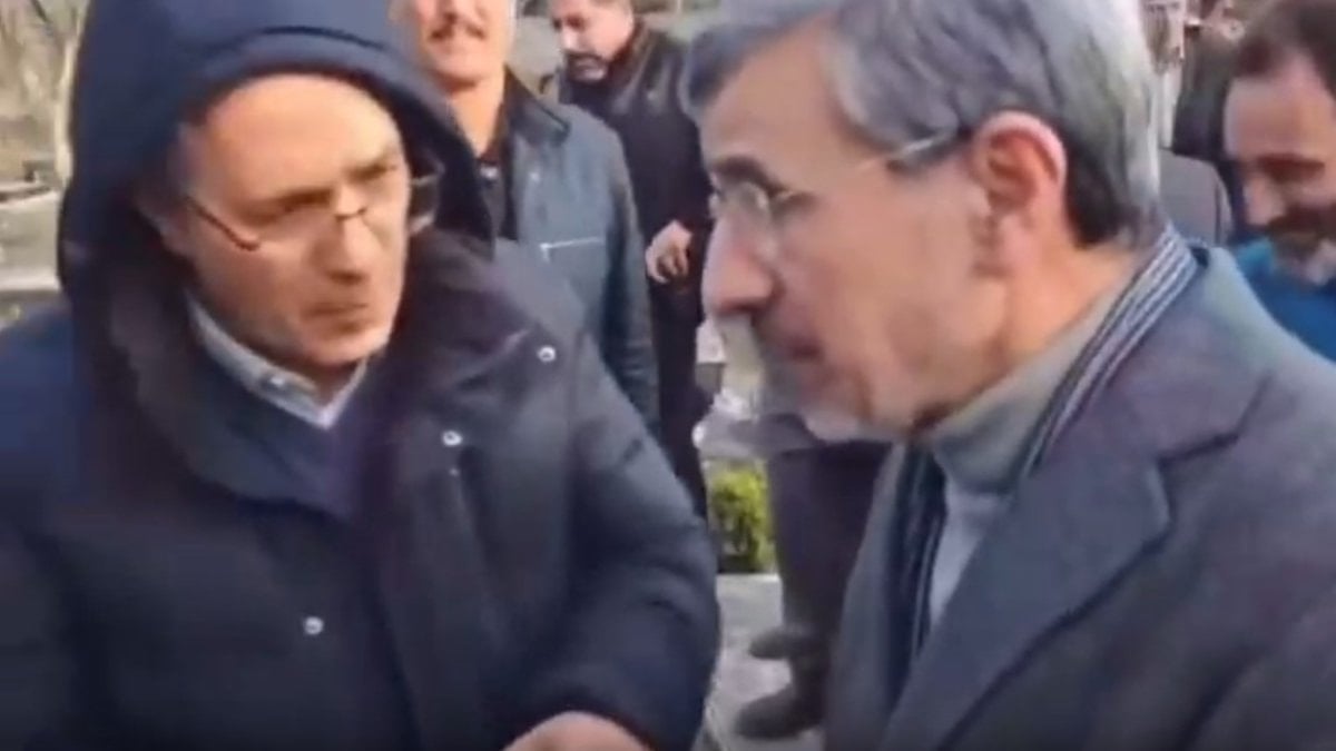 Öldüğü iddia edilen Ahmedinejad'dan mezarlık ziyareti