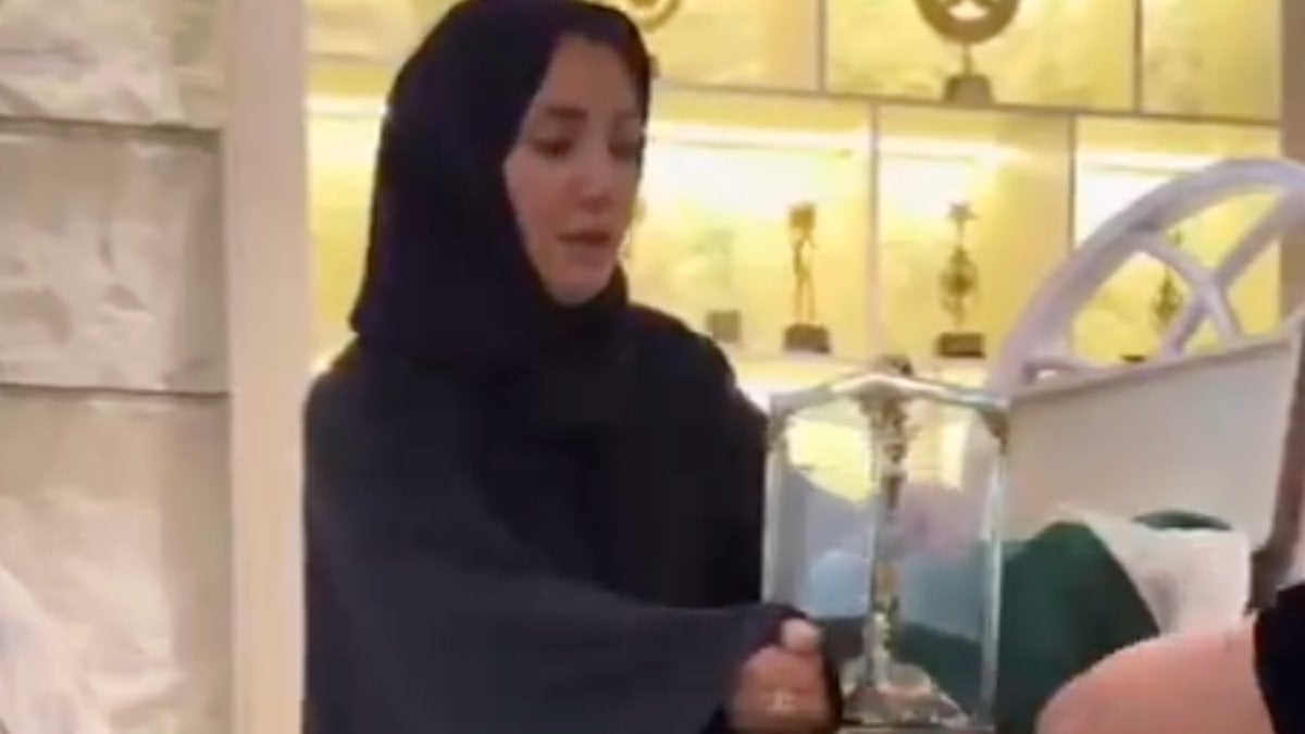 Sosyal medya fenomeni Aleyna Dalveren, iftar yemeğine Sakal-ı Şerif'i getirdi