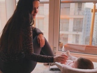 İrem Helvacıoğlu kızı Sora'yı paylaşmaya doymuyor: "Elbise ve oyuncak benim"