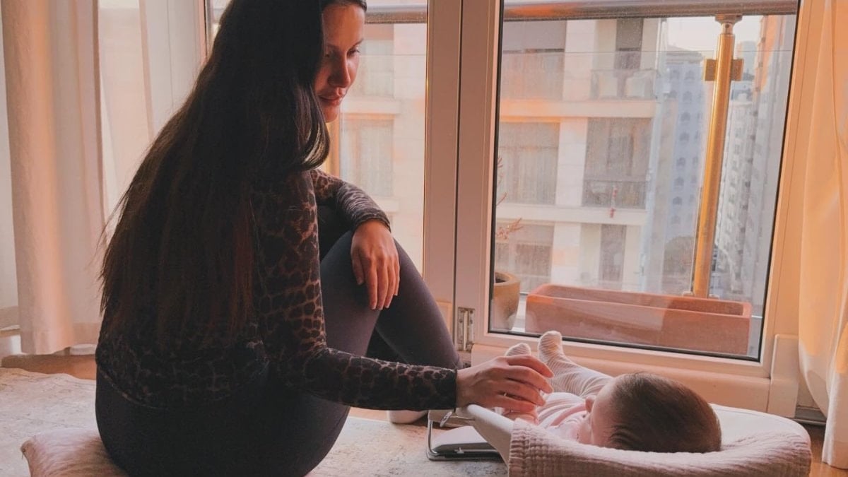 İrem Helvacıoğlu kızı Sora'yı paylaşmaya doymuyor: "Elbise ve oyuncak benim"