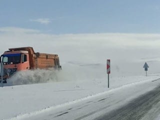 Ardahan'da kar ve tipi ulaşımı aksatıyor