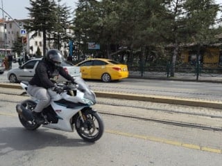 Eskişehir'de kurye ile polis arasında şaşırtan ceza diyaloğu: Ceza yiyeceğime motosiklet alırım