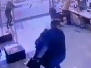 Adana'da berber dükkanına düzenlenen silahlı saldırı kameraya yansıdı