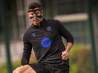 Robert Lewandowski antrenmana maskeyle çıktı