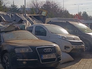 Diyarbakır'da kamyon park halindeki araçların üzerine devrildi