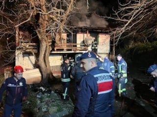 Kocaeli'de ahşap evde çıkan yangında yaşlı adam can verdi