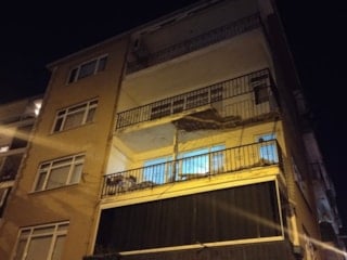 Üsküdar’da 4 katlı binanın balkonunda kısmi çökme