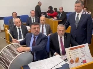 CHP'li Veli Ağbaba'dan TBMM'de davullu protesto