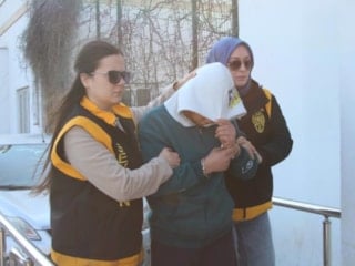 Adana’da tartıştığı eşini bıçaklayan kadın tutuklandı