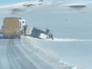 Arpaçay’da kara saplanan araç, köylülerin dayanışmasıyla kurtarıldı