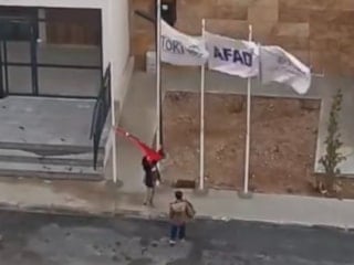 Elazığ'da çocuklardan Türk bayrağına büyük vefa