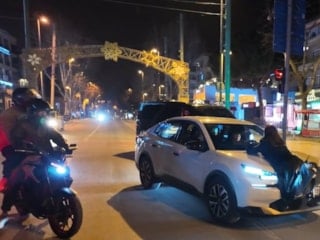 İstanbul'da polis uygulamasında alkollü yolcu bir aracın önüne atladı