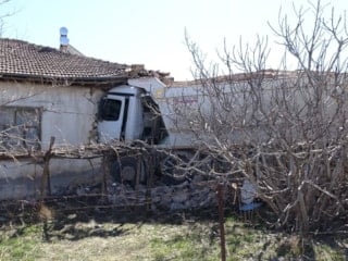 Malatya’da freni boşalan hafriyat kamyonu eve daldı: 1 yaralı