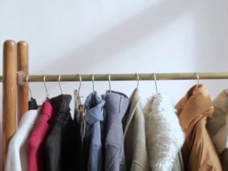 Gardırobunuzda yer açmanın sırrı Japonlardan: Kışlık montlar böyle saklanır