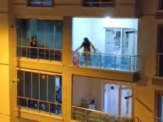 Ankara'da sinir krizi geçiren kadın balkondaki eşyaları yola fırlattı