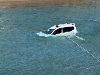 Tunceli’de otomobil, köprüden Munzur Çayı’na düştü