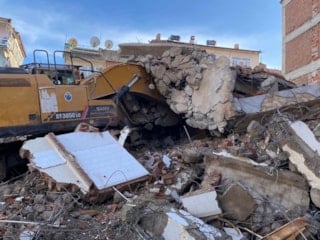 Elazığ’da yıkım sırasında enkaz, iş makinesinin üzerine çöktü