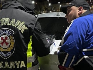 Sakarya'da ehliyetsiz yakalanan sürücüye 200 bin TL ceza