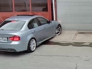 İzmir'de drift yaparken iş yerine çarpan sürücü yakalandı