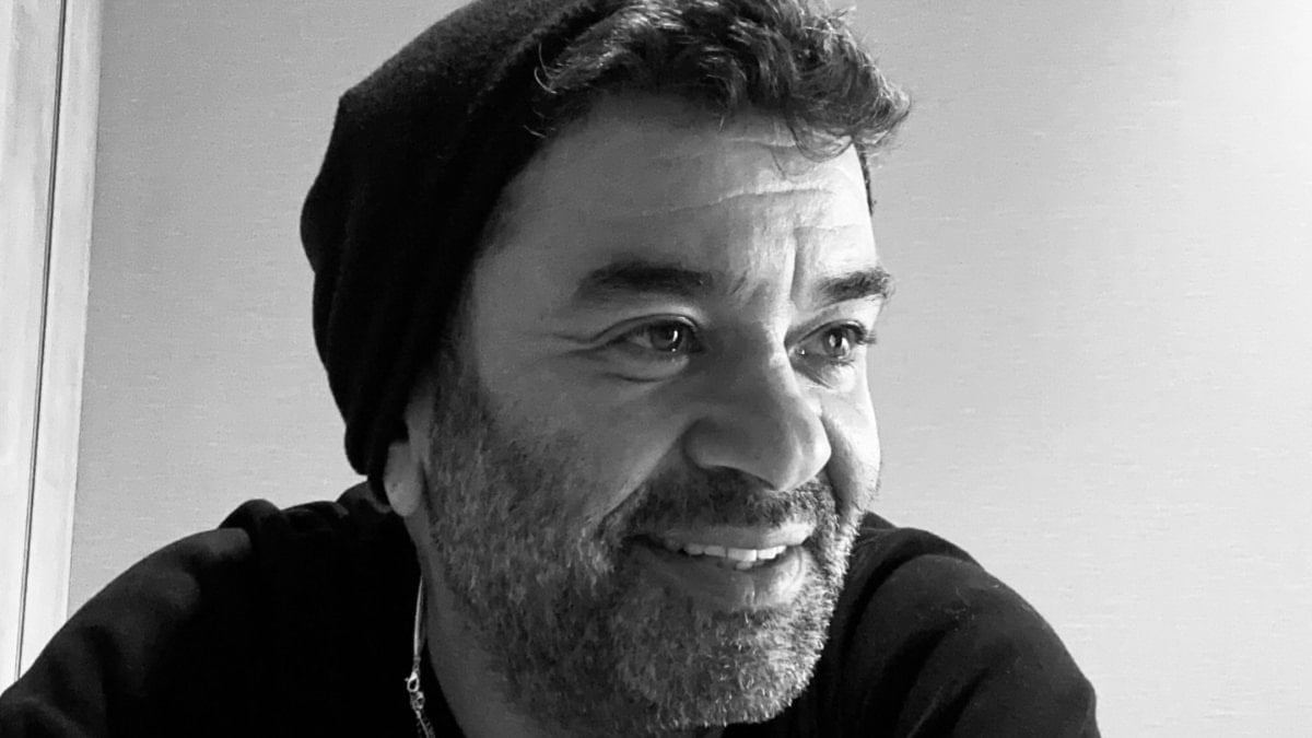 Bülent Şakrak'tan genç sevgiliye ilan-ı aşk