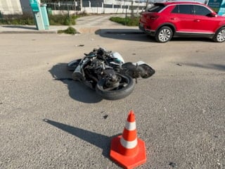 Tekirdağ'da okul servisine çarpmamak isterken motosikletten savruldular