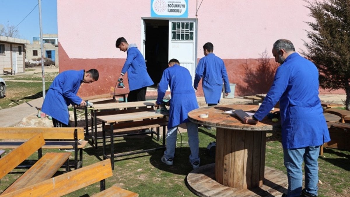 Şanlıurfa’da meslek lisesi öğrencileri her ay bir köy okulunu yeniliyor