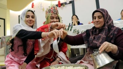 Elazığ'da üniversiteli kızlar, yurtta yöresel lezzetleri öğreniyor