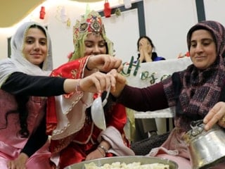 Elazığ'da üniversiteli kızlar, yurtta yöresel lezzetleri öğreniyor