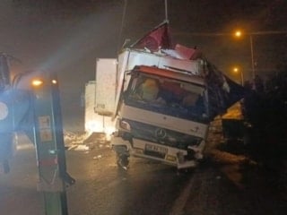 Büyükçekmece’de 8 ton hamsi taşıyan kamyon takla attı