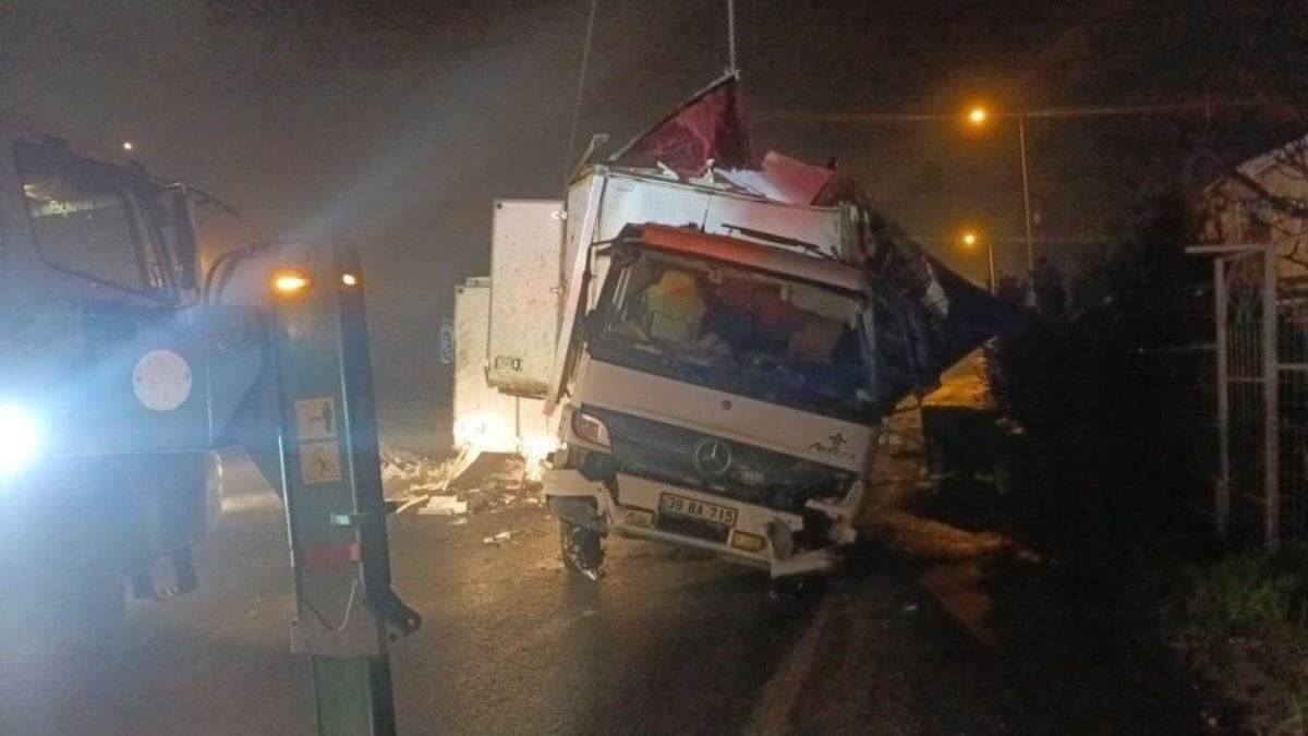 Büyükçekmece’de 8 ton hamsi taşıyan kamyon takla attı