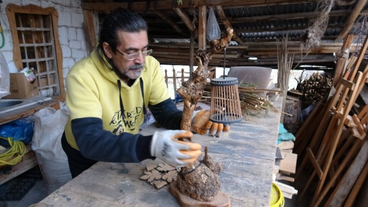 Malatya'da oğluna oyuncak yaparken sanat yolculuğuna başladı