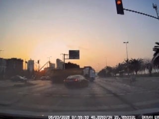 İstanbul'da kırmızı ışıkta geçen otomobil tıra çarpıp durağa daldı