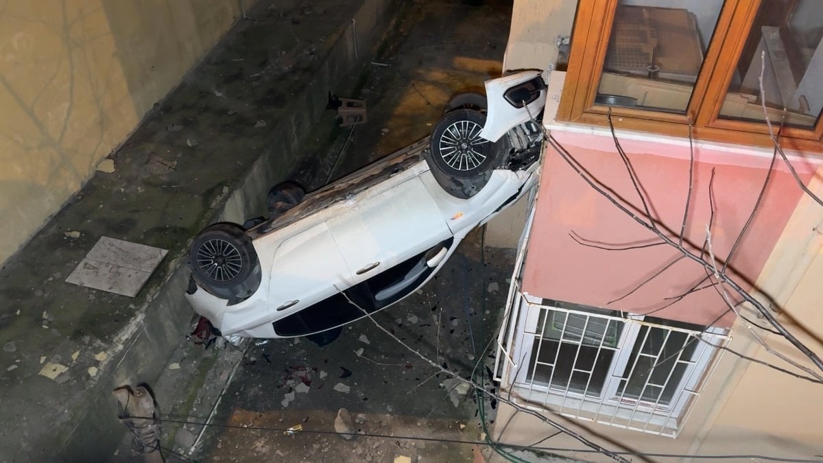 İstanbul'da otomobil bina boşluğuna düştü