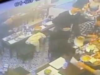 İstanbul'da ocakbaşında 'böcekli yemek' kabusu: Müşterinin dudağını ısırdı