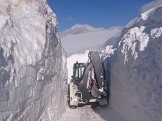 Van'ın İran sınır hattındaki askeri üs bölgelerinde karla mücadele