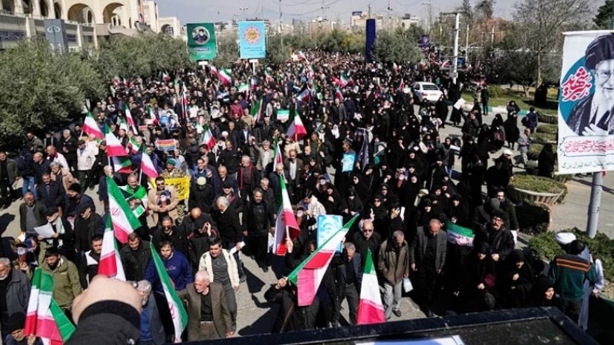 Savaşın gölgesindeki Tahran'da cuma namazı