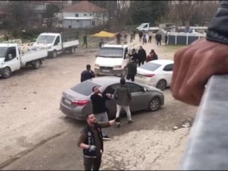 Sakarya'da 9 yıl 4 ay hüküm giymiş firarinin polise direndiği an kamerada