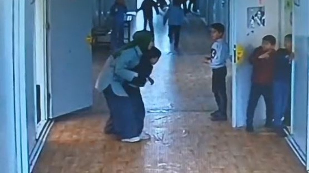 Hatay'da soluk borusuna yiyecek kaçan öğrenciyi, Heimlich manevrasıyla öğretmeni kurtardı