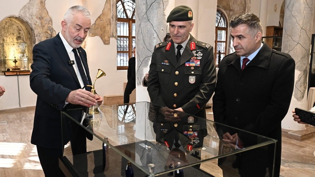 Atatürk’ün kullandığı koku ve kolonya şişeleri sergisi