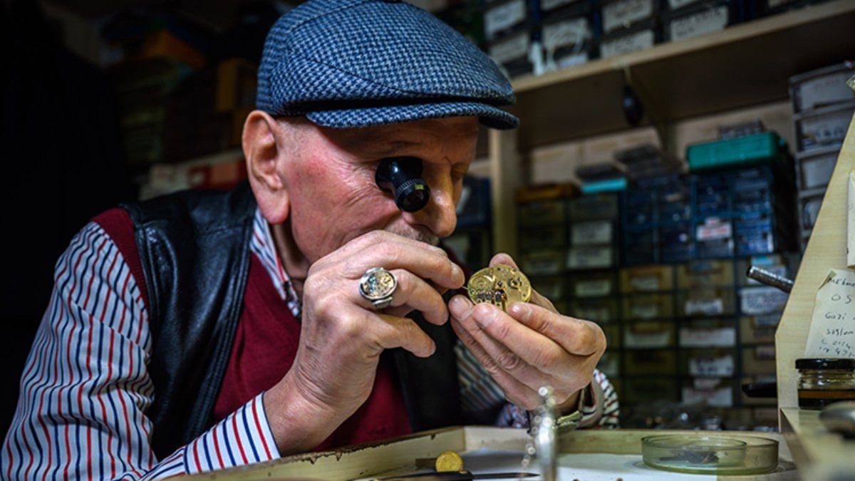 İstanbul'da 2İskele Arif Usta' 58 yıldır zamanı onarıyor