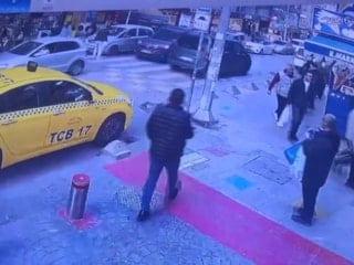 İstanbul'da park yeri kavgasında yumruklarla darbettiği sürücü komaya girdi: Taksici tutuklandı